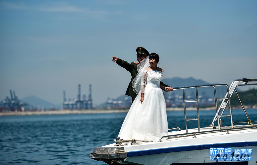 （图片故事）（9）特殊的“八一”礼物：迟到8年的海上婚礼