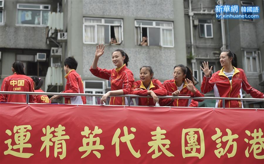 （体育）（2）国家女排花车巡游