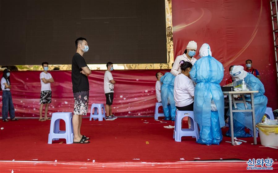 （热点鲜报·图文互动）（1）云南瑞丽：核酸采样超6万人 严防交叉感染