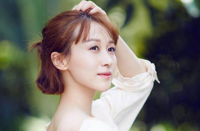 렌수메이(练束梅) 최신 화보 공개, 예쁜 어깨 라인에 아름다운 미소