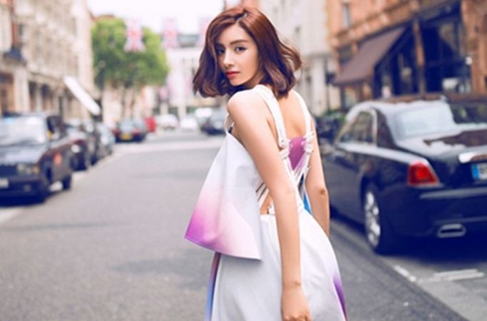 마이디나 런던 길거리 화보, 매혹적인 미소